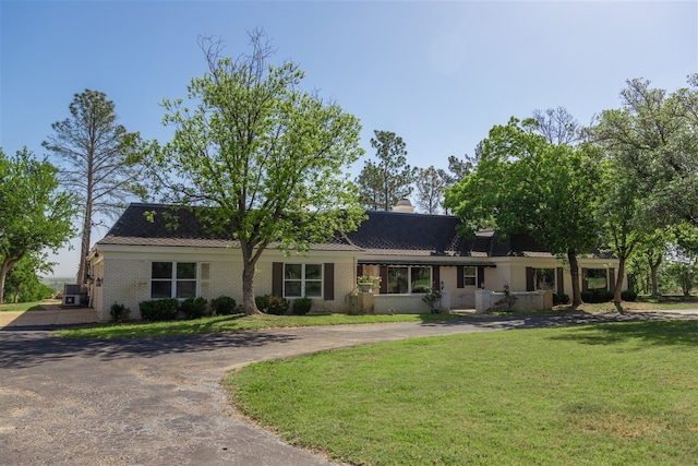 ranch-style house featuring a front lawn