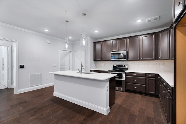 kitchen with sink, hanging light fixtures, stainless steel appliances, a center island with sink, and dark hardwood / wood-style flooring