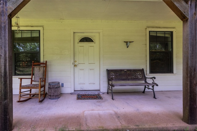 entrance to property featuring covered porch