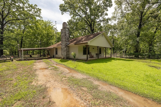 view of front of property featuring a front yard, a porch, and a carport