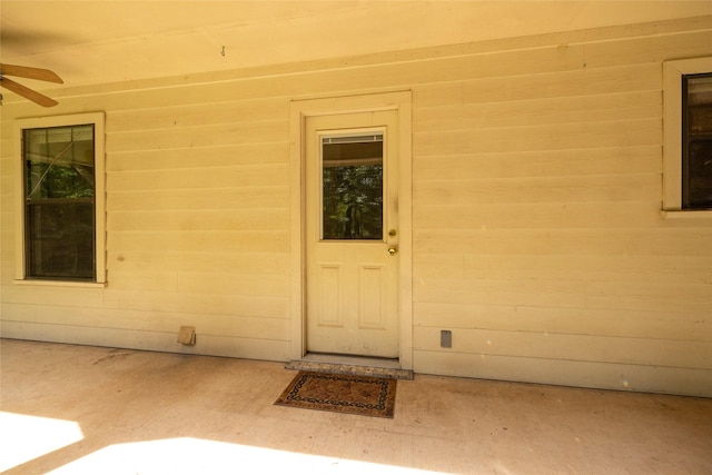 entrance to property with ceiling fan