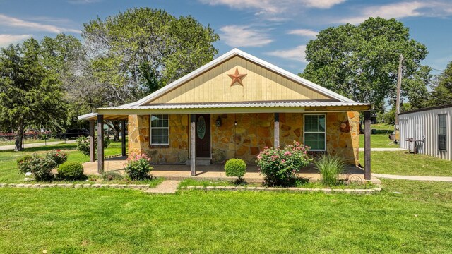 bungalow-style house featuring a front lawn