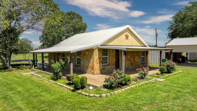 view of front of property featuring a front lawn and a porch