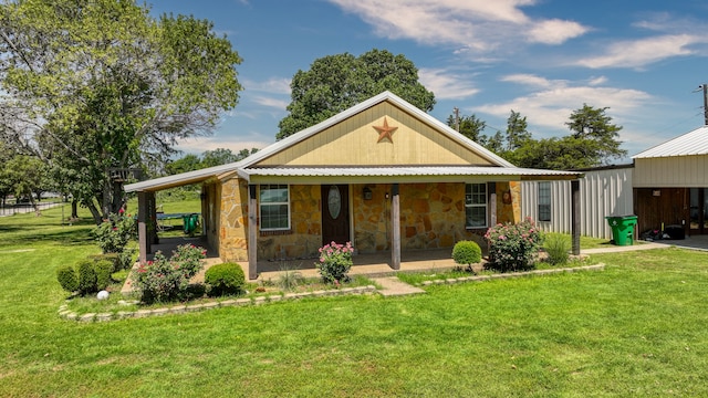 view of front facade featuring a front yard and a carport