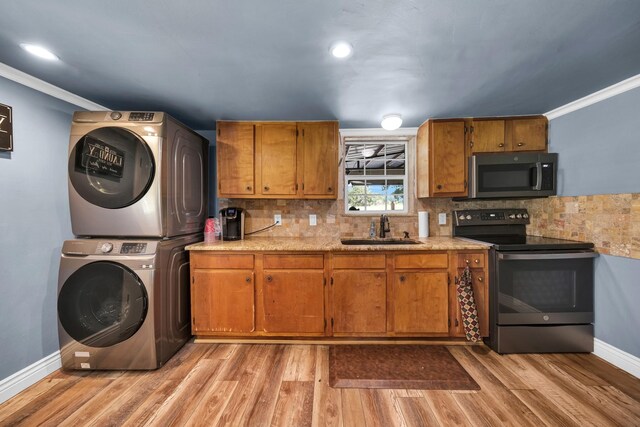 kitchen with sink, electric stove, light hardwood / wood-style floors, and crown molding