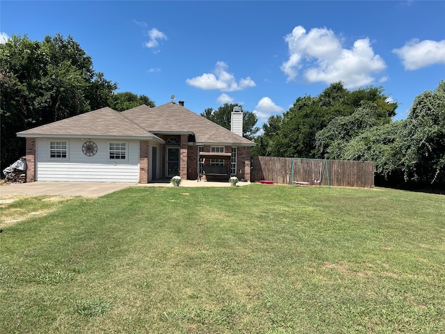 view of front of home featuring a front yard