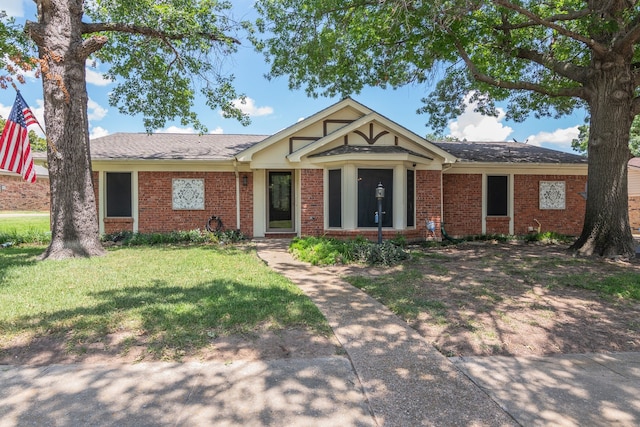 view of front of home featuring a front yard