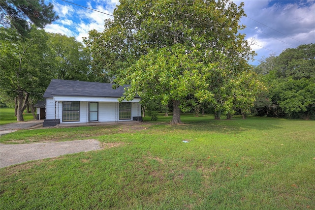 view of front of home with a front lawn