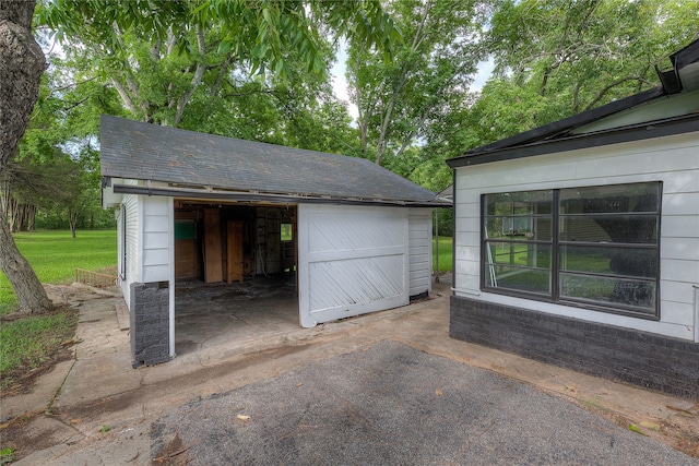 detached garage featuring a storage shed