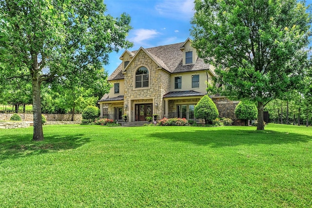 view of front facade featuring a front lawn