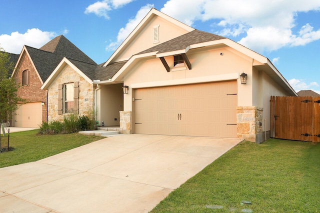 view of front of house featuring a front lawn