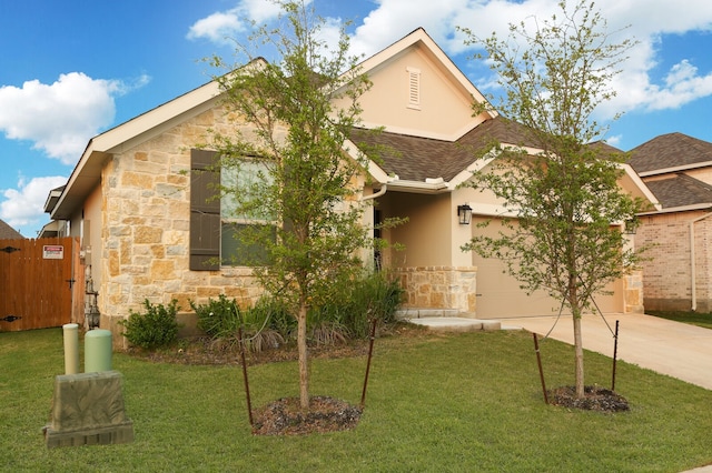 view of front of home featuring a front yard