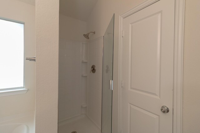 bathroom featuring a tile shower