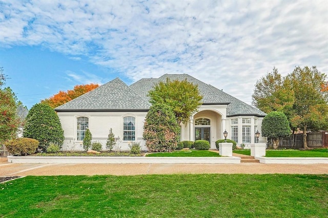 view of front of property with a front yard