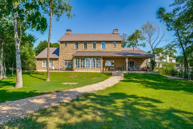 view of front facade featuring a front lawn