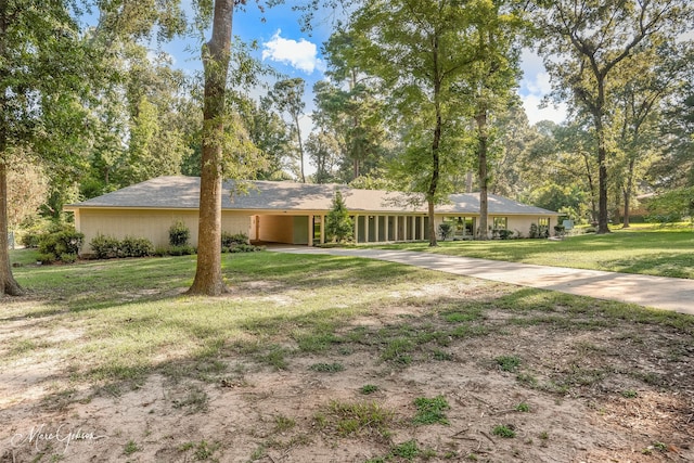 single story home with a front yard