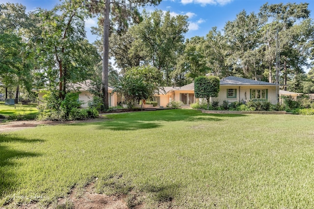 view of front of house featuring a front lawn