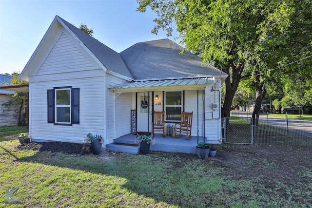 view of front facade with a front lawn and covered porch