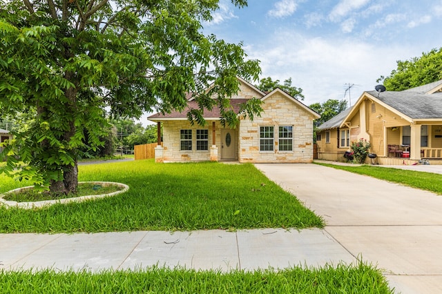 view of front of home featuring a front lawn