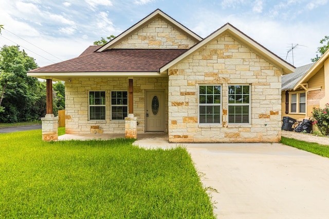 view of front of house featuring a front lawn