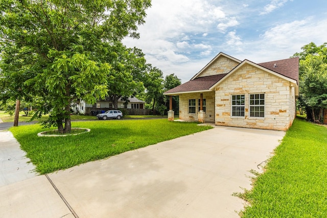 view of front of home featuring a front lawn