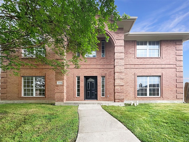 view of front facade with a front yard