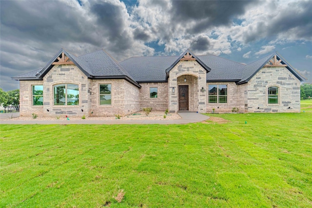 view of front facade featuring a front yard