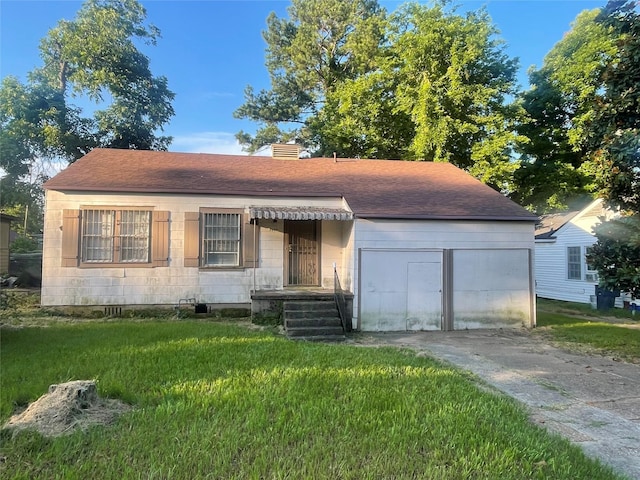 view of front of house featuring a front lawn