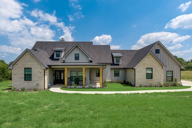 modern farmhouse featuring a front yard