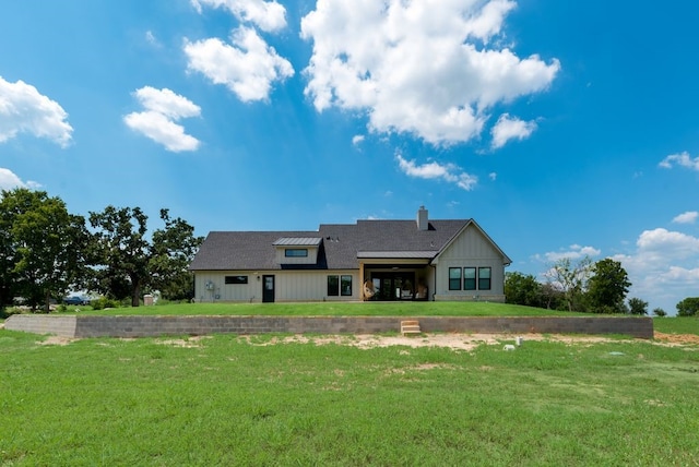 view of front facade featuring a front lawn