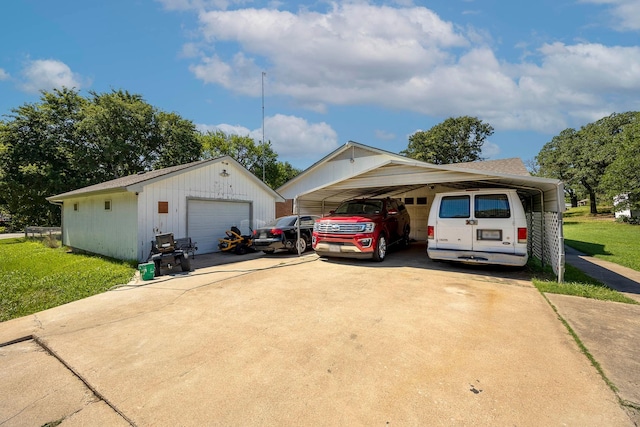 view of front of home featuring a carport, a garage, an outdoor structure, and a front yard