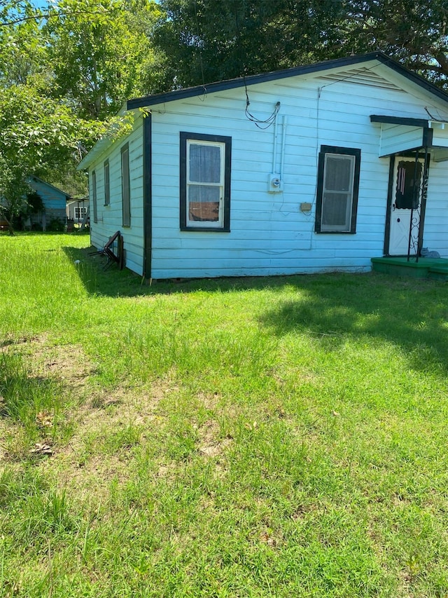 exterior space featuring a lawn