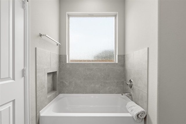 bathroom with tiled shower / bath combo