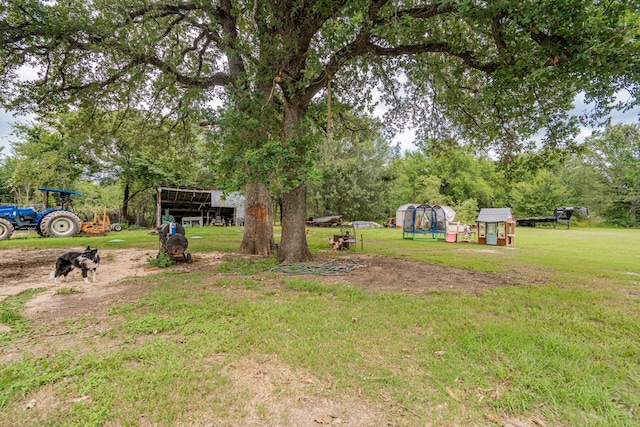 view of yard featuring an outbuilding