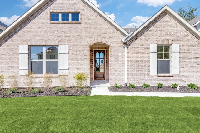 view of front of home featuring a front lawn