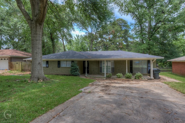 single story home featuring a front yard