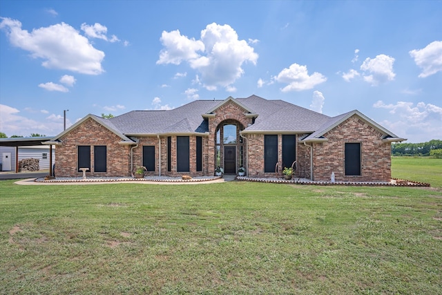 view of front facade featuring a front yard