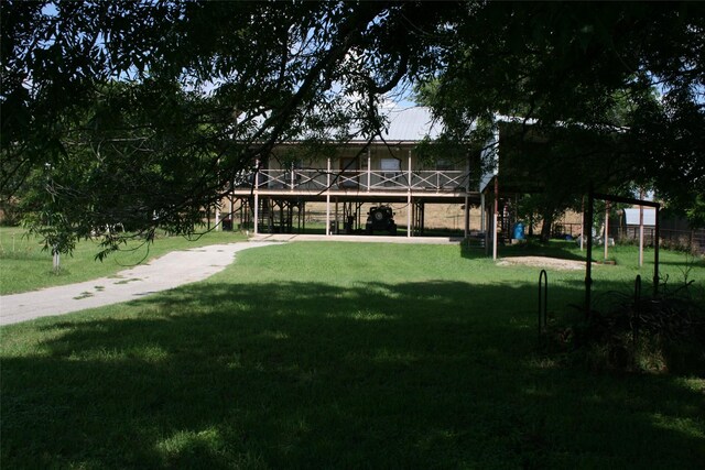 view of front of house featuring a front lawn