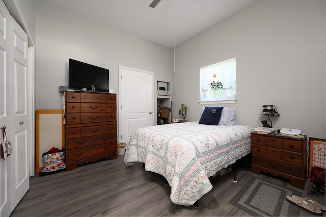 bedroom with vaulted ceiling, dark hardwood / wood-style floors, and ceiling fan