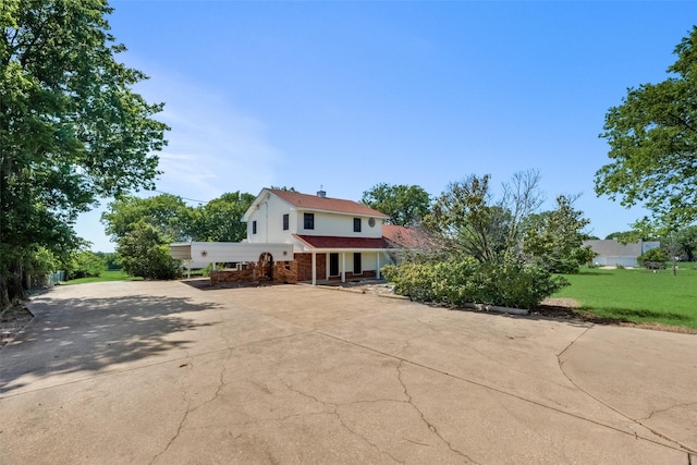 view of front of home featuring a front yard