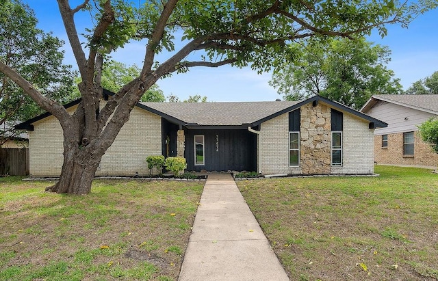 single story home with a front lawn