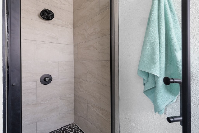 bathroom featuring tiled shower