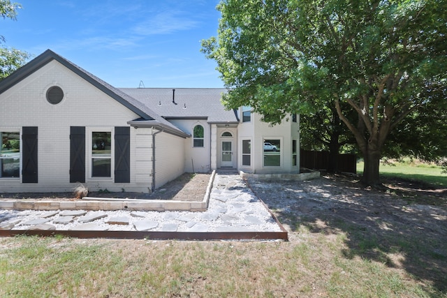 view of front facade featuring a front lawn