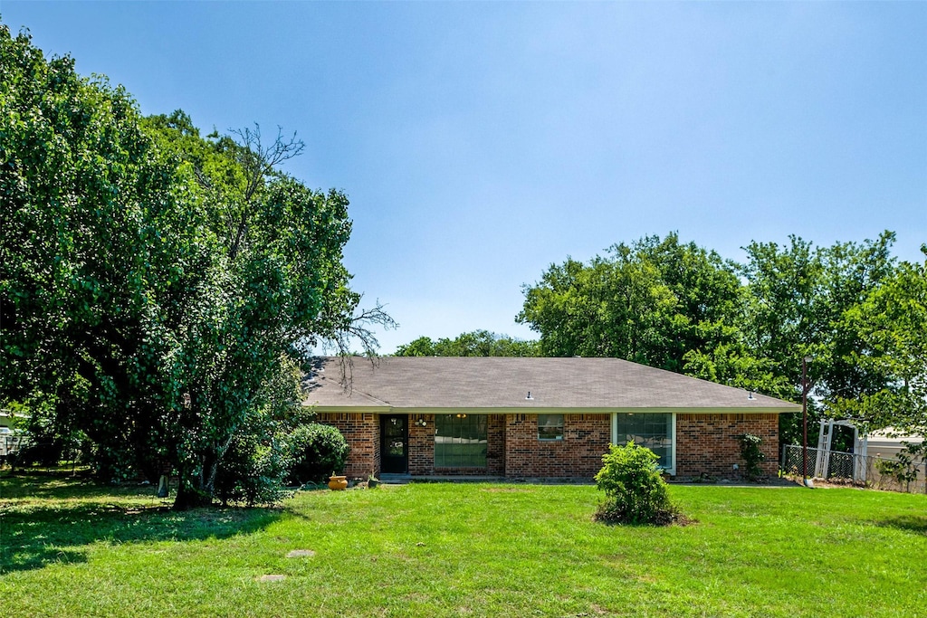 ranch-style house featuring a front yard