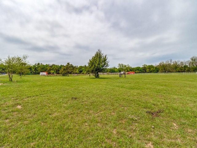 view of yard featuring a rural view