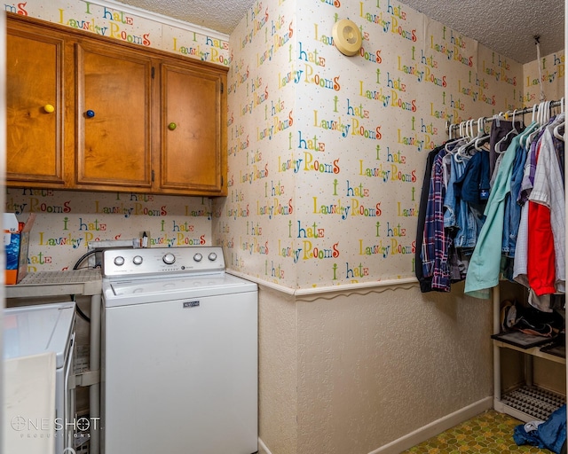 washroom featuring cabinets, independent washer and dryer, and a textured ceiling