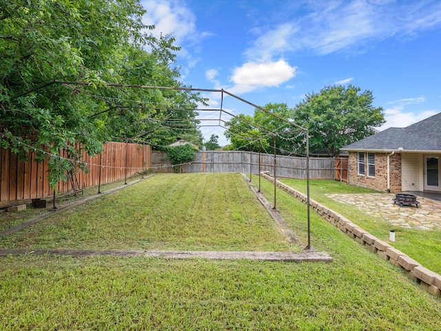 view of yard featuring a fire pit