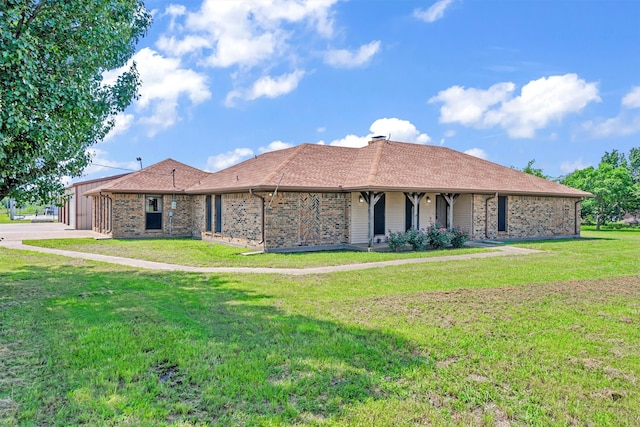 single story home with a front lawn