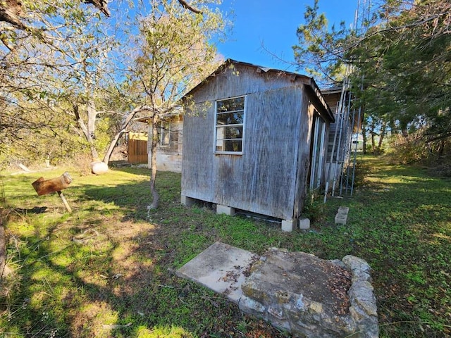 view of outdoor structure with a yard