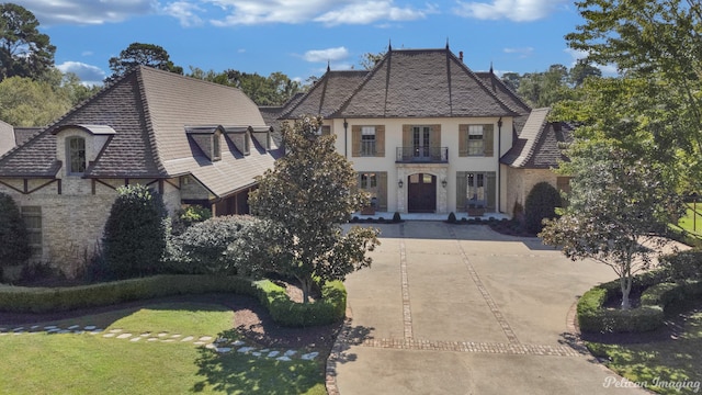 view of front of property with a balcony